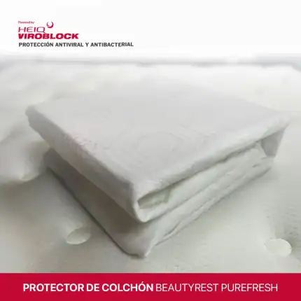 Suave protector de colchón blanco, con textura acolchada y diseño discreto, ideal para proteger y mantener limpio su colchón y prolongar su vida útil.