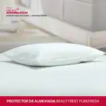 Alto texto: Protector de almohada blanco en una cama, ideal para decorar y proteger tus muebles y textiles del polvo y la suciedad.