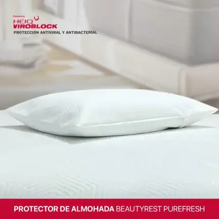 Alto texto: Protector de almohada blanco en una cama, ideal para decorar y proteger tus muebles y textiles del polvo y la suciedad.