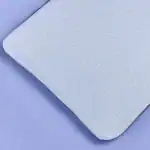 Colchón de espuma blanca con textura suave y detalles sutiles, ideal para dormitorios modernos y confortables. Perfecto para complementar mobiliario de Zona Muebles.