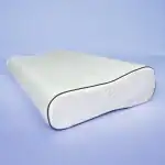 Alto texto: Cojín ortopédico en color blanco con borde negro, ideal para mejorar la postura y comodidad al sentarse en áreas de oficina o descanso.