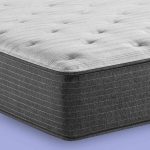 Conjunto de muebles que incluye un colchón, sillones y mesas de estilo moderno, ideales para decorar y amueblar espacios interiores y exteriores con comodidad y estilo.