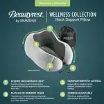 Alto texto: Cojín de apoyo cervical Beautyrest de Simmons con diseño ergonómico, núcleo memory foam y compartimento lateral para facilitar el acceso a objetos y ajuste perfecto para mayor comodidad.