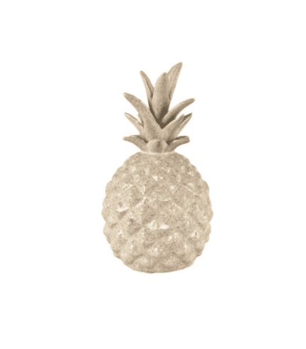 Piña decorativa en tonos neutros, perfecta para mobiliario moderno y decoración fresca en cualquier espacio interior o exterior.