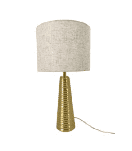 Lámpara de mesa con base dorada y pantalla de tela en color beige, ideal para decorar escritorios y salas de estar.