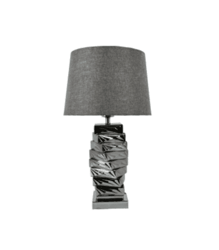 Lámpara de mesa con base moderna de diseño geométrico en acabado plateado y pantalla gris oscuro. Perfecta para decorar y dar estilo a espacios de oficina o sala de estar.