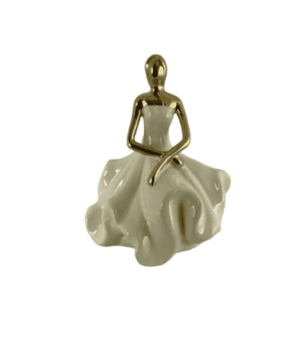 Maniquí decorativo de mujer con vestido de cerámica y cuerpo metálico dorado, ideal para decorar espacios elegantes y sofisticados.