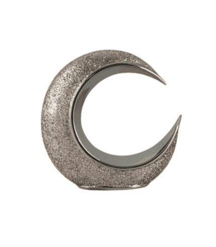 2. Lámpara de mesa en forma de luna de color plateado con textura brillante y moderna.