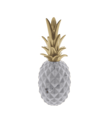2. Fruta de decoración en forma de piña, con cuerpo blanco y hojas doradas en la parte superior.