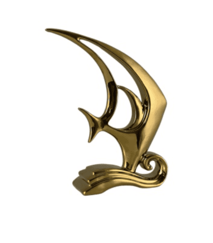 Elegante figura decorativa de un pez dorado con forma de anzuelo, ideal para decorar espacios modernos y sofisticados en el hogar u oficina.