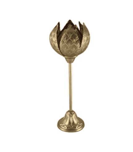 Florero decorativo dorado con diseño de flor en la parte superior, ideal para decorar espacios elegantes y sofisticados en el hogar u oficina.