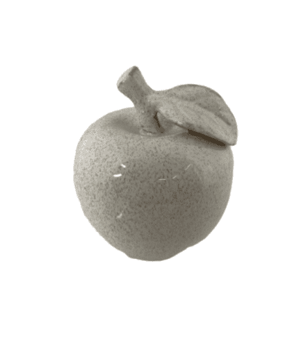Manzana de cerámica decorativa con hoja, en tono gris claro, ideal para decorar mesas o estanterías de salón o comedor.