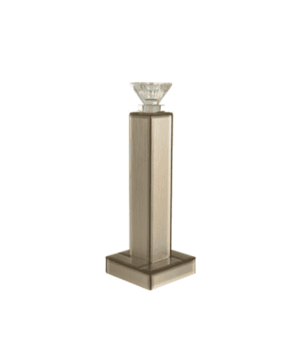 Escritorio de madera en estilo clásico, ideal para decoración de interiores y espacios elegantes.