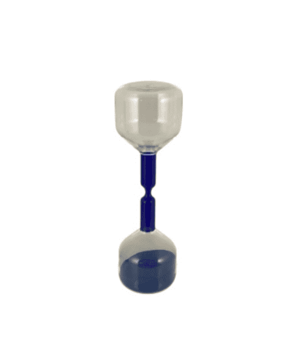 Recurso de decoración con un reloj de arena en tonos azules y blancos, ideal para ambientes modernos y elegantes. Perfecto como pieza decorativa en hogares y oficinas.