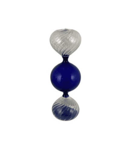 Vasija decorativa moderna en tonos azul y plateado con diseño artístico y elegante.