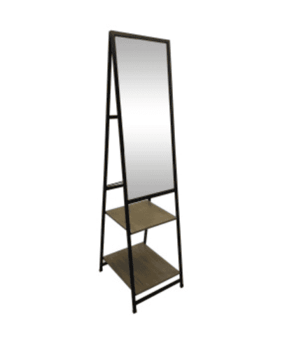 Espejo de pie con estructura metálica negra y estantes de madera en tonos oscuros, ideal para decorar y complementar espacios en el hogar u oficina.