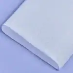 Muñeca de cama con funda blanca texturizada, ideal para dormitorios y decoración moderna.