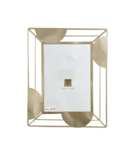 Escritorio de metal con detalles en color oro y diseño moderno, ideal para decorar tu espacio de trabajo o sala de estar. Zona Muebles ofrece mobiliario elegante y funcional.