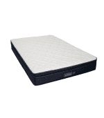 Colchón de espuma blanca con funda negra para cama doble en zona muebles.