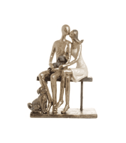 Pareja de figuras decorativas de cerámica que representan a una pareja con un perro, ideal para decorar espacios en casas o oficinas con estilo cálido y acogedor.