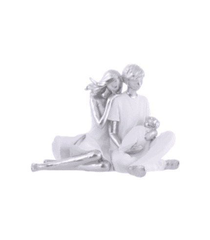 Joven pareja de figuras decorativas en color plateado, sentados en el suelo y mirando una bola de cristal, ideales para decorar espacios modernos y elegantes en hogar u oficina.