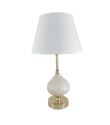Lámpara de mesa con base decorativa y pantalla blanca, ideal para iluminar y decorar espacios de hogar u oficina.
