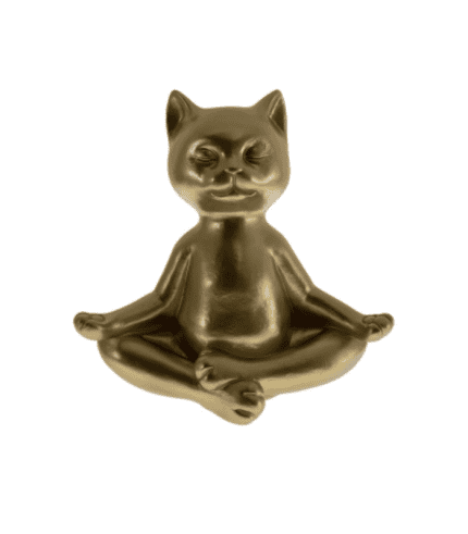 Gato de cerámica en posición de meditación, sentado en postura de yoga, con aspecto dorado, ideal para decoración moderna y elegante de espacios interiores.
