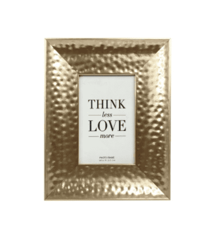 Reflexión motivadora en marco dorado con texto "Think less, love more".