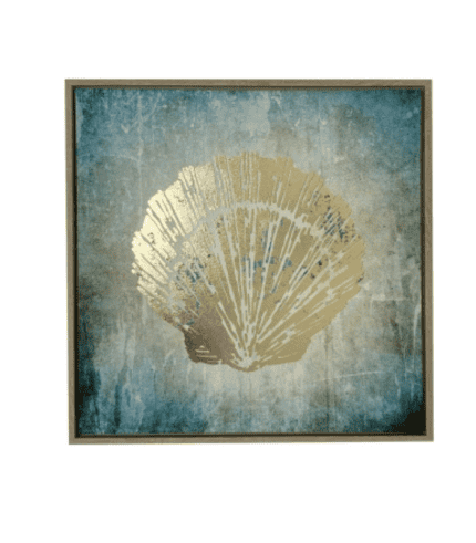Diseño de una concha decorativa en tonos dorados sobre fondo azul desgastado.
