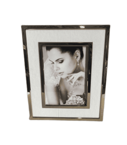 Lámina decorativa para marcos de fotos con acabado en metal y diseño contemporáneo. Perfecta para decorar habitaciones, estudios o comedores con estilo elegante y moderno.