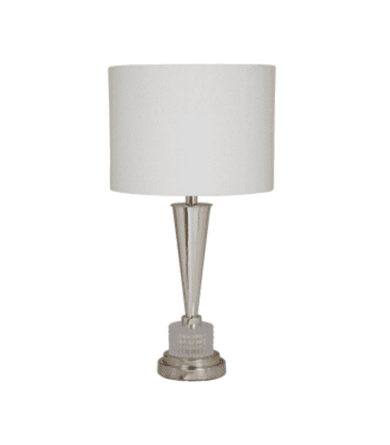 Lámpara de mesa moderna con base metálica y pantalla blanca, ideal para decorar escritorios o salones con estilo contemporáneo.