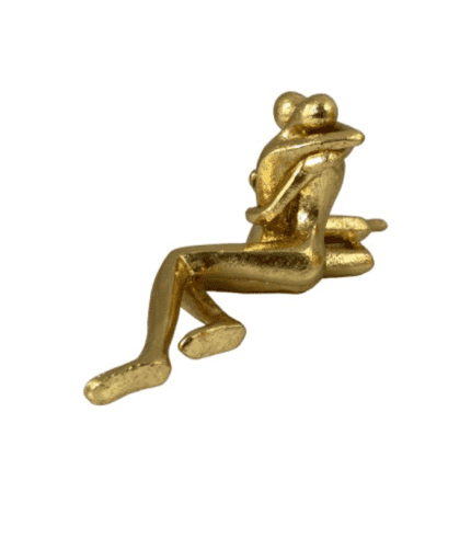 Pareja de figuras doradas abrazándose, decorativo y moderno, ideal para espacios de estilo contemporáneo. Diseño artístico representando amor y unión.
