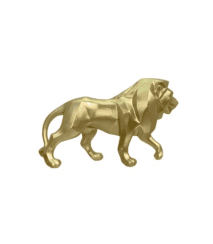 Reina una escultura de un león dorado, con un diseño moderno y estilizado, que puede usarse como elemento decorativo en diferentes espacios.