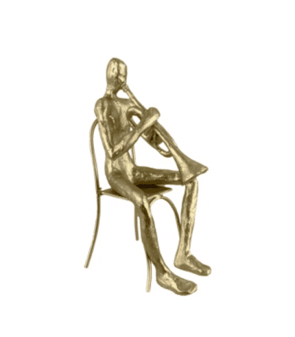 Metal figura de un hombre sentado tocando un trombón en una silla, estilo artístico minimalista en color dorado.