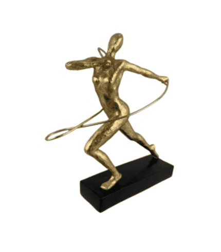 Diosa dorada con látigo, figura decorativa moderna en bronce con base negra, estilo artístico elegante.