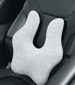 Alto texto: Almohada ortopédica para coche, comodidad y soporte para viajes largos, diseño ergonómico en gris para sillones y asientos de automóviles.