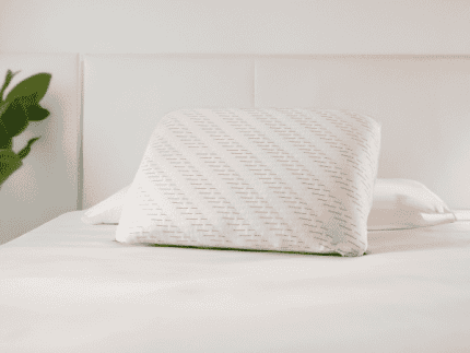 Alto texto: Mueble y decoración en Zona Muebles, incluyendo escritorios, sillones y artículos de hogar en estilo contemporáneo y elegante.