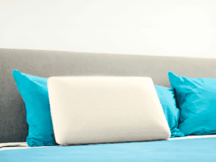 Conjunto de muebles y decoración en tonos azules y blancos, incluyendo sillones, un escritorio y varios elementos para el hogar.