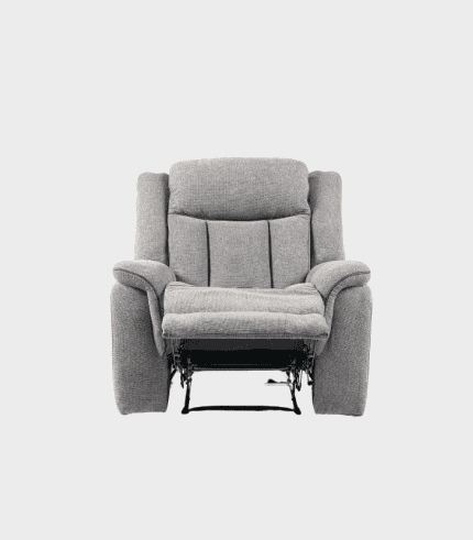 Sillón reclinable de tela gris, ideal para sala o habitación, con estructura ergonómica y cómodo asiento. Combina mobiliario y decoración para un ambiente moderno y acogedor.