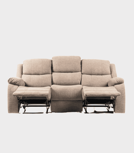 Sofá usado para sala de estar, tapizado en tela beige, con asientos reclinables, ideal para decorar y brindar confort en diferentes espacios del hogar.