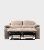Sofá beige con estructura de metal y asientos extensibles, ideal para salas y decoración moderna.
