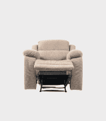 Sofá de Tela Beige con Reclinable y Puf Integrado, perfectos para zona de descanso y sala de estar.