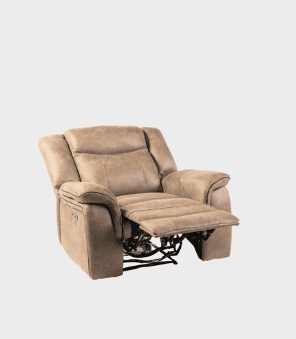 Sillón de cuero beige con función reclinable en una tienda de muebles.