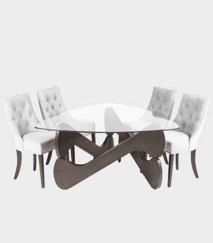 Mesa de comedor con base de diseño moderno en color oscuro y tapa de cristal, acompañada de cinco sillones blancos con respaldo acolchado y detalles de botones. Perfecta para decorar y amueblar tu sala o comedor.