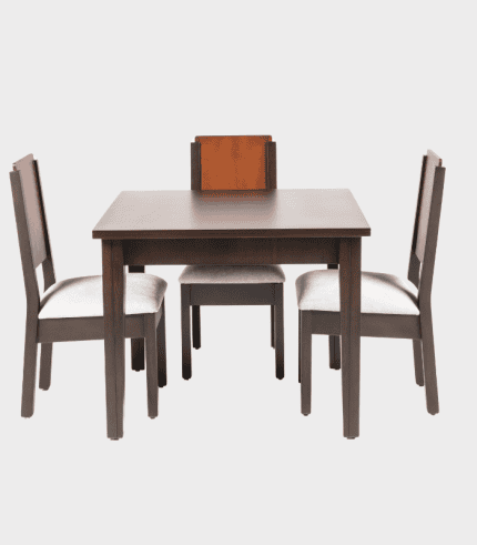 Mobiliario de comedor con mesa y cuatro sillas de madera, estilo clásico y funcional. Perfecto para decorar y organizar tu comedor en Zona Muebles.