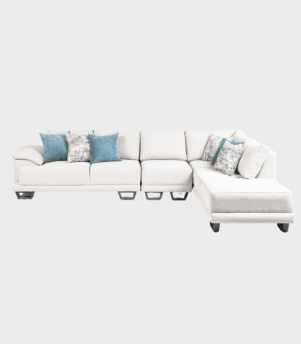 Sofá modular color blanco con cojines en tonos azules y estampados, ideal para decorar y crear un ambiente cómodo y moderno en salas de estar.