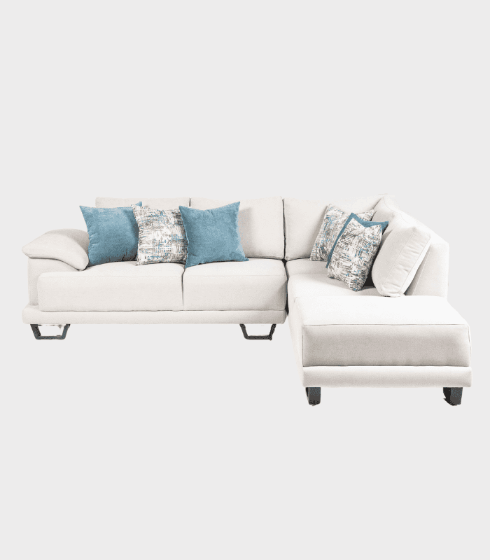 Sofá en tonos claros con cojines azules y estampados, ideal para decorar tu sala con estilo y comodidad.
