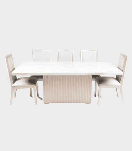 Mesa de comedor blanca con seis sillas tapizadas en tonos neutros, ideal para decoración moderna y elegante en zonas de muebles.