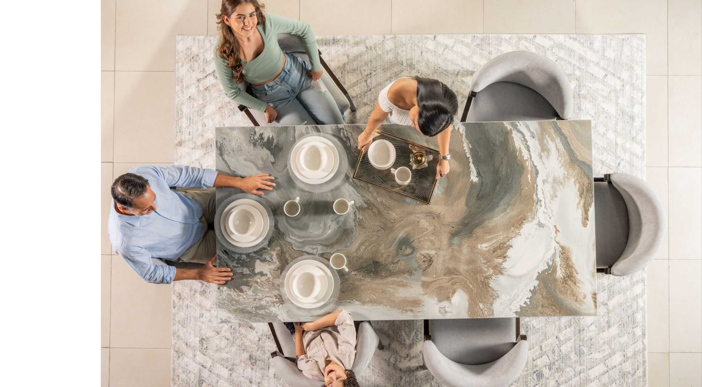 Moderno comedor con mesas de mármol y sillas cómodas, ideal para decorar tu espacio con estilo y funcionalidad.