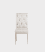 Silla tapizada en color beige con diseño elegante, ideal para comedor o sala de estar, que combina comodidad y estilo en la decoración del hogar.
